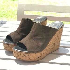 Callisto of California Platform Wedge — Size 8